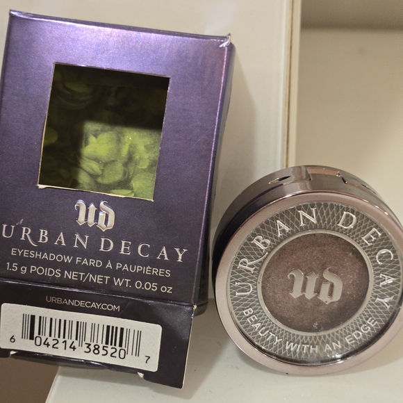 NEW Urban Decay Eyeshadow in ROACH - Picture 1 of 2